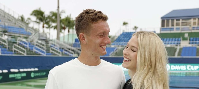 Lucie Neumannová byla podpořit Jiřího Lehečku na Davis Cupu