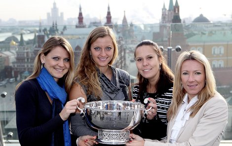 Vítězky Fed Cupu s Moskvou za zády – zleva Lucie Šafářová, Petra Kvitová, Lucie Hradecká a Květa Peschkeová.