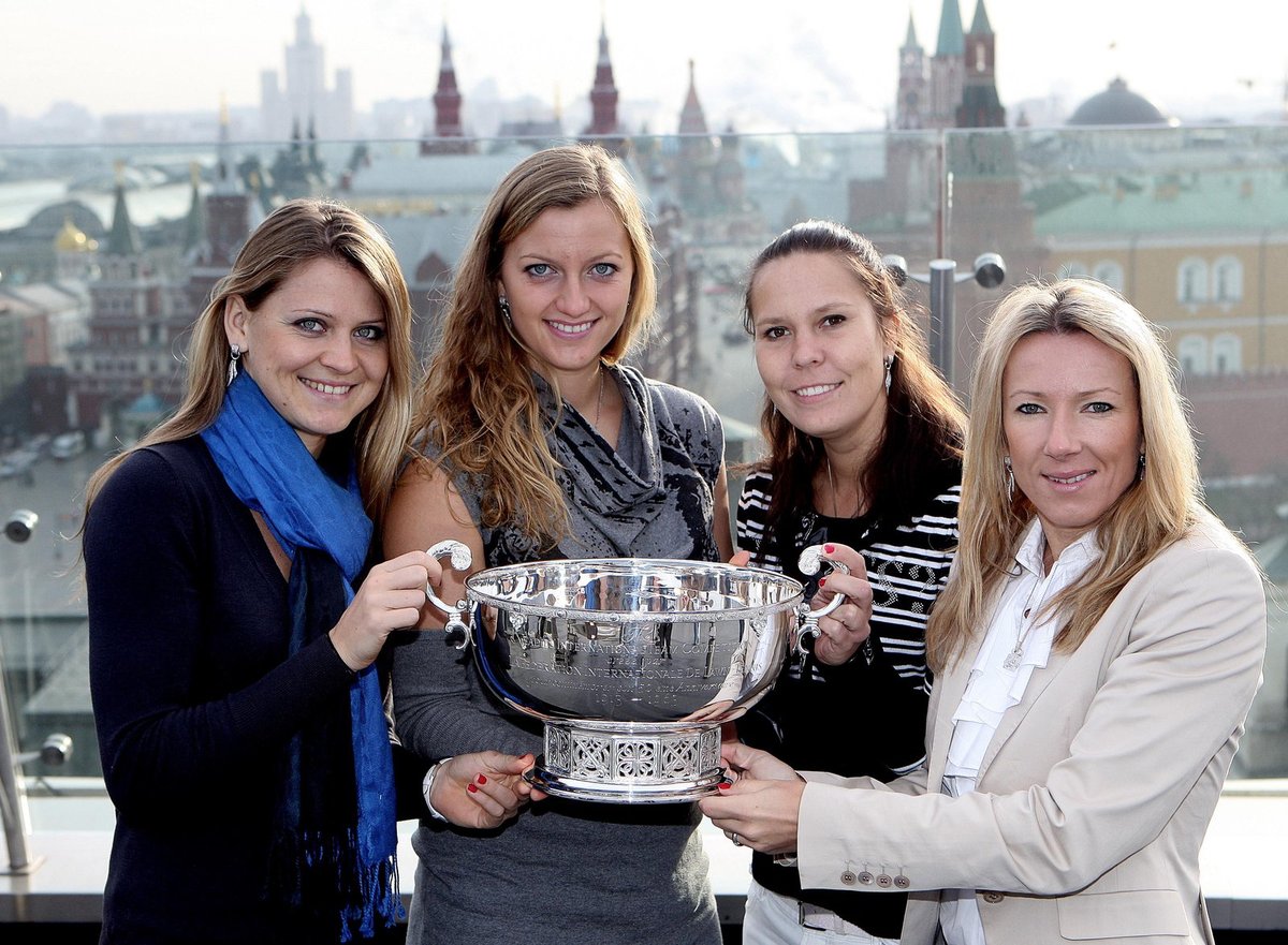 Vítězky Fed Cupu s Moskvou za zády – zleva Lucie Šafářová, Petra Kvitová, Lucie Hradecká a Květa Peschkeová.