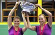 Šafářová a Kvitová se pomazlily s trofejí za výhru ve Fed Cupu.
