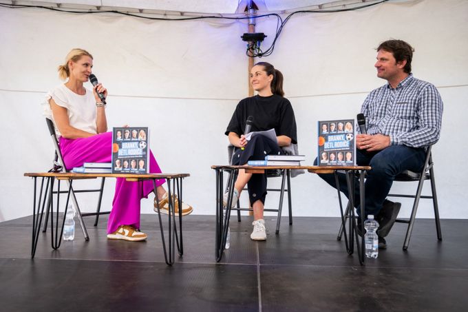 Branky poprvé live! Bavila Šafářová. Poslouchal i manžel Plekanec, děti jí skočily do náruče Branky poprvé live! Bavila Šafářová. Poslouchal i manžel Plekanec, děti jí skočily do náruče