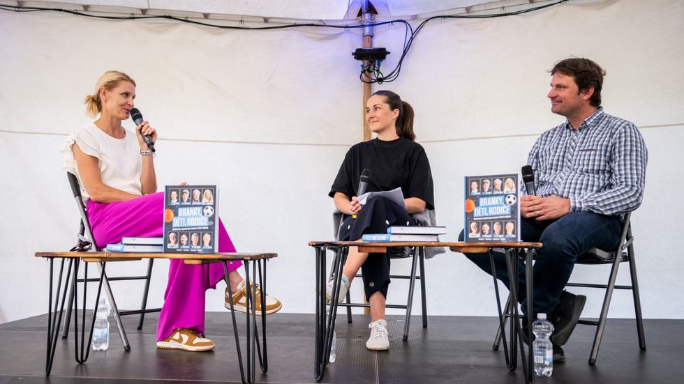 Lucie Šafářová s moderátory Šárkou Strachovovou a Zdeňkem Jandou