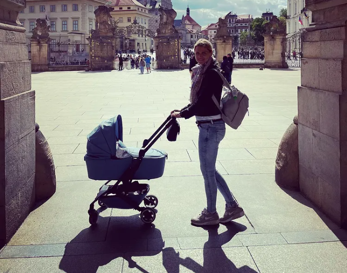 Lucie Šafářová se synem na procházce v Praze.