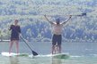 Lucie Šilhánová s partnerem Jaroslavem Černým a fenkou Amy na paddleboardu.