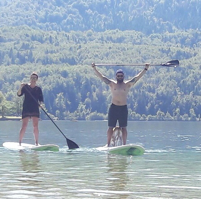 Lucie Šilhánová s partnerem Jaroslavem Černým a fenkou Amy na paddleboardu.
