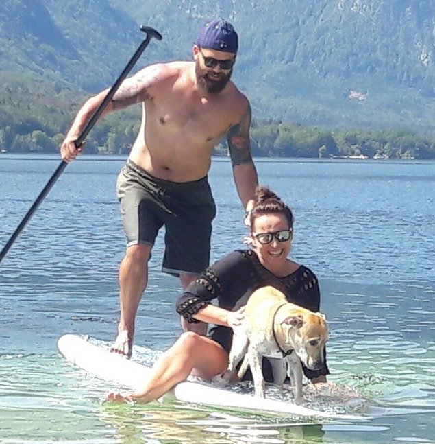 Lucie Šilhánová s Jaroslavem a fenkou Amy na paddleboardu.