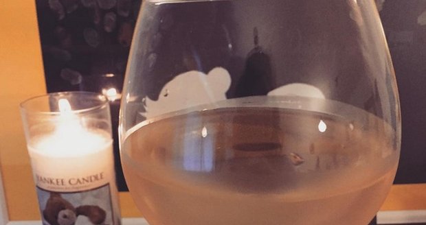 Lucie Šilhánová v těhotenství pije víno.