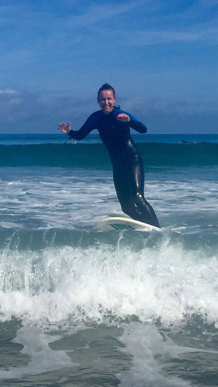 Lucie Šilhánová na dovolené surfuje.