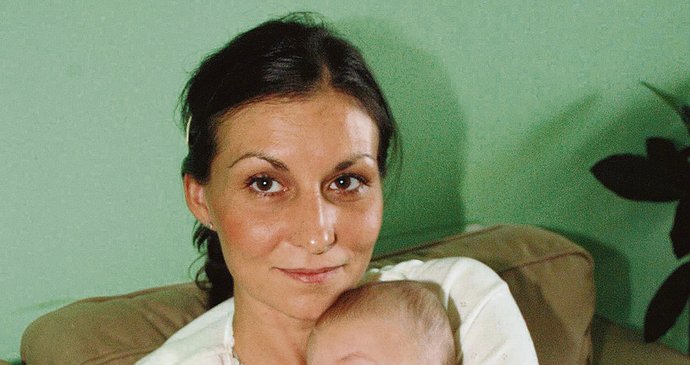 Malý Ladislav už si hoví v náručí maminky. Lucie Škabradová (33) poté, co mu pediatrička ručičku rozřízla a ránu vyčistila.