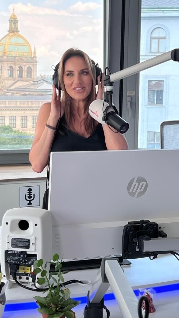 Lucie Šlégrová hlásí odpolední zprávy v rádiu.