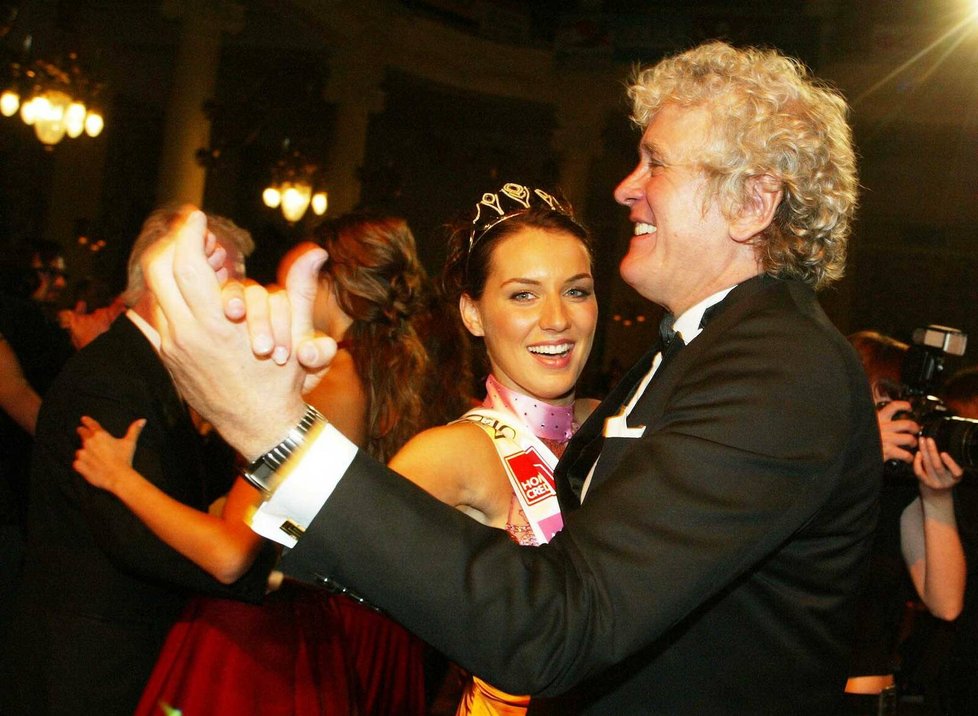 2005: Lucie Šlégrová po svém vítězství s prezidentem Miss ČR Milošem Zapletalem.