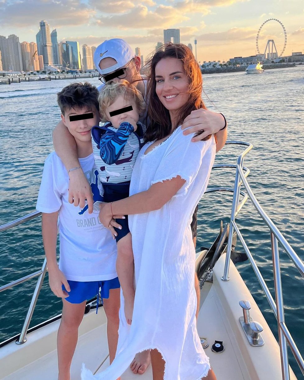 Lucie Šlégrová se syny během prosincové dovolené v Dubaji