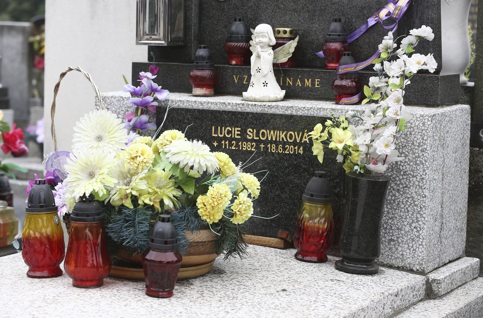 Lucie odpočívá na hřbitově v Havířově-Šumbarku.