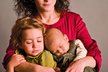 Lucie Šoralová se svými dětmi Rebekou (2 roky) a Ondřejem (2 měsíce)