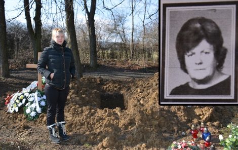 Lucie stojí před vykopaným hrobem, v němž místo její babičky skončila cizí žena.