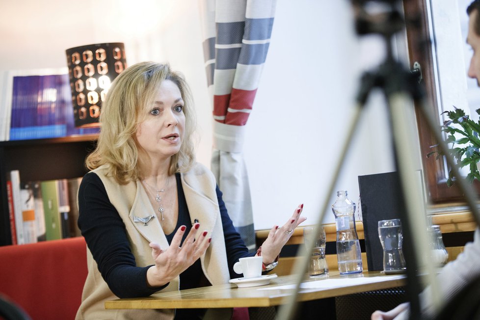 Lucie Talmanová, manželka Mirka Topolánka, byla hostem pořadu Blesk.cz &#34;Káva s první dámou&#34;