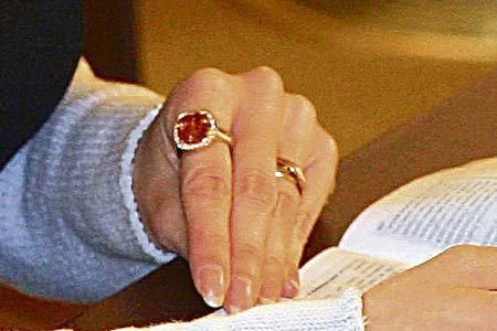Ruku Lucie Talmanové zdobí prsten posetý malými diamanty s velkým drahokamem uprostřed a decentní prstýnek vyrobený z osmnáctikarátového zlata.