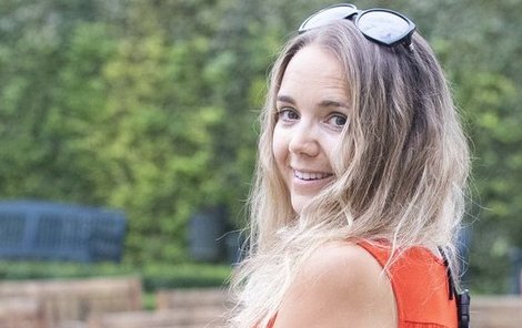 Lucie Vondráčková na křtu knihy Ivana Fíly ve Valdštejnské zahradě