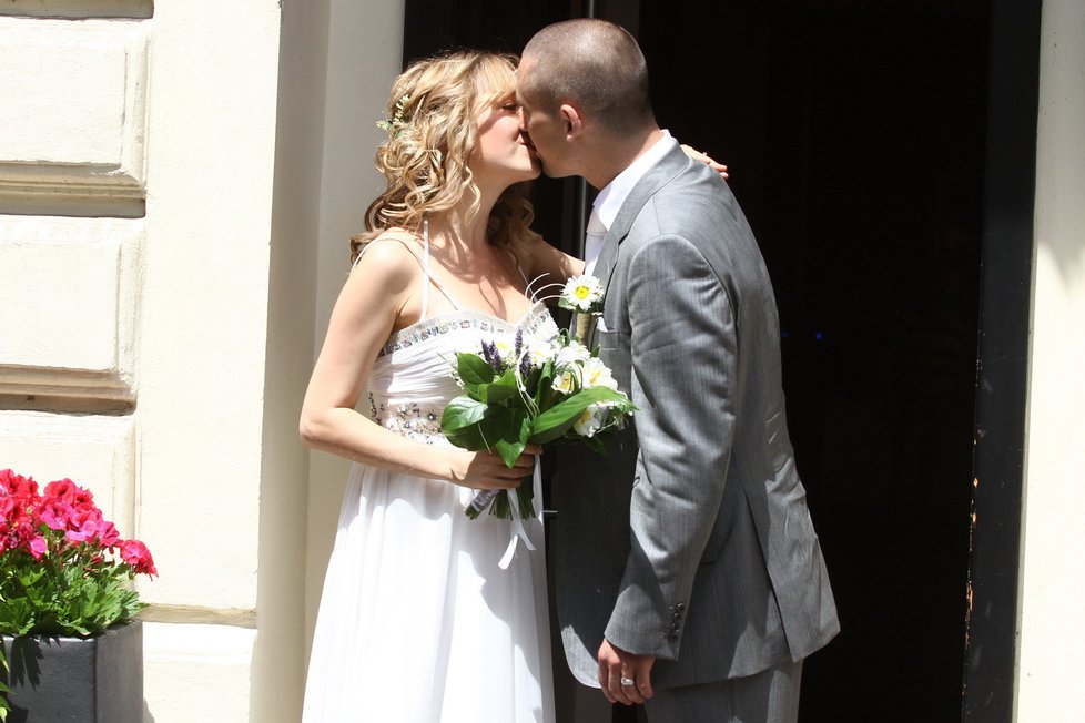 Lucie Vondráčková se líbá s Tomášem Plekancem na jejich svatbě