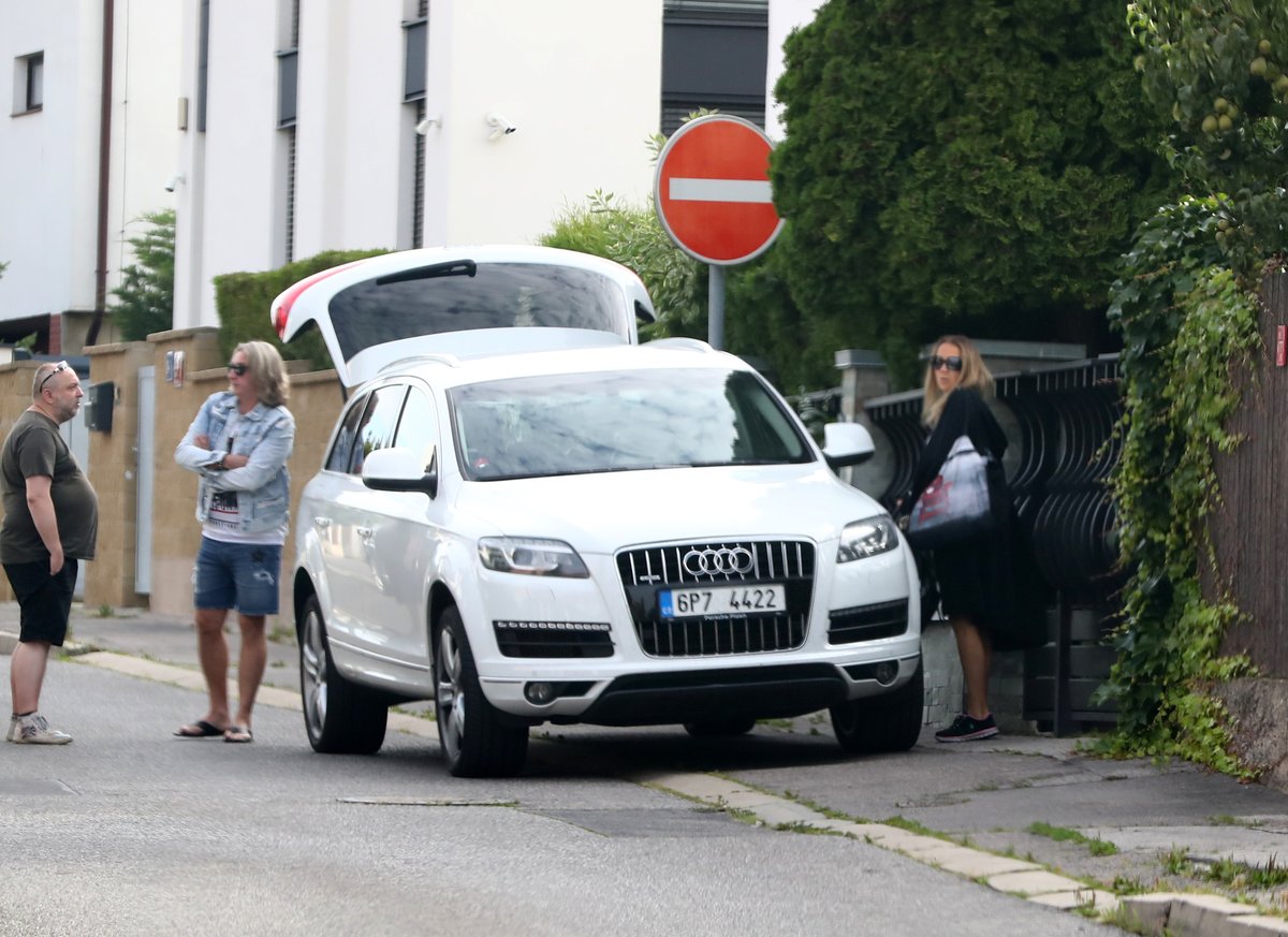 Lucie už v Libuši bydlí, protože na ni tento týden každé ráno čekalo před domem auto, které ji vozilo na natáčení do Plzně.  