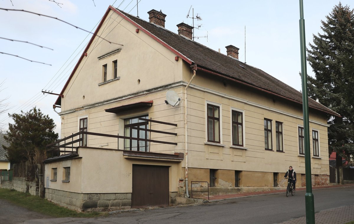 Dům ve Slatiňanech nyní z větší části patří Lucii Vondráčkové. Teta Helena a její sestra Zdena jí svůj podíl loni prodaly.