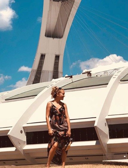 Těmito fotkami doprovázela svou lekci historie o olympijském stadionu.