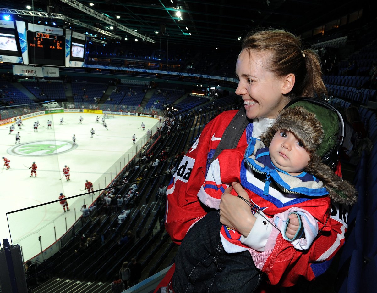 Matyáš Plekanec: Přece neohluchnu... Tady bylo ještě Lucii Vondráčkové do smíchu, nemohla tušit, že její manžel Tomáš Plekanec zaviní rozhodující gól. Po hale nosila malého Matyáše, jemuž opatřila apartní sluchátka. Přece nedopustí, aby v tom rambajzu ohluchl.