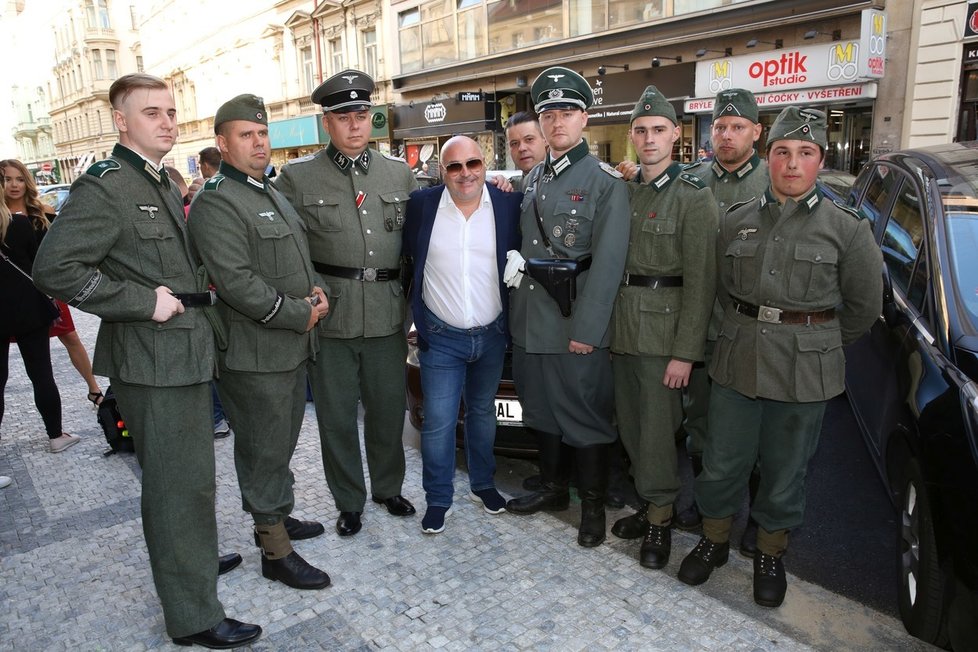 Společné fotce s historickými nadšenci neodolal ani Michal David