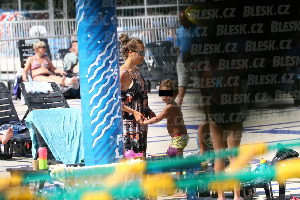 Lucie Vondráčková a Petr Vojnar s dětmi na koupališti v Podolí.