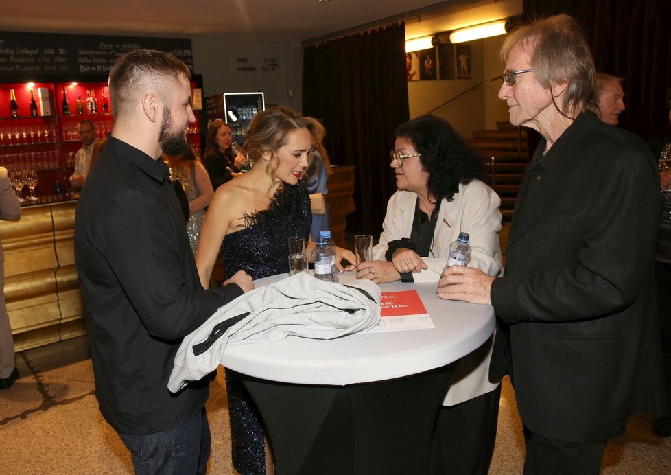 Lucie Vondráčková u jednoho stolu s rodiči a partnerem Zdeňkem Polívkou na premiéře muzikálu Zapomeňte na Shakespeara