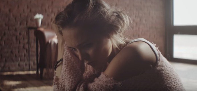 Smutná Lucie Vondráčková v klipu Paralelní světy