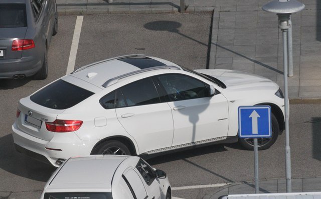 Z letiště odjela rodinka domů tímto BMW