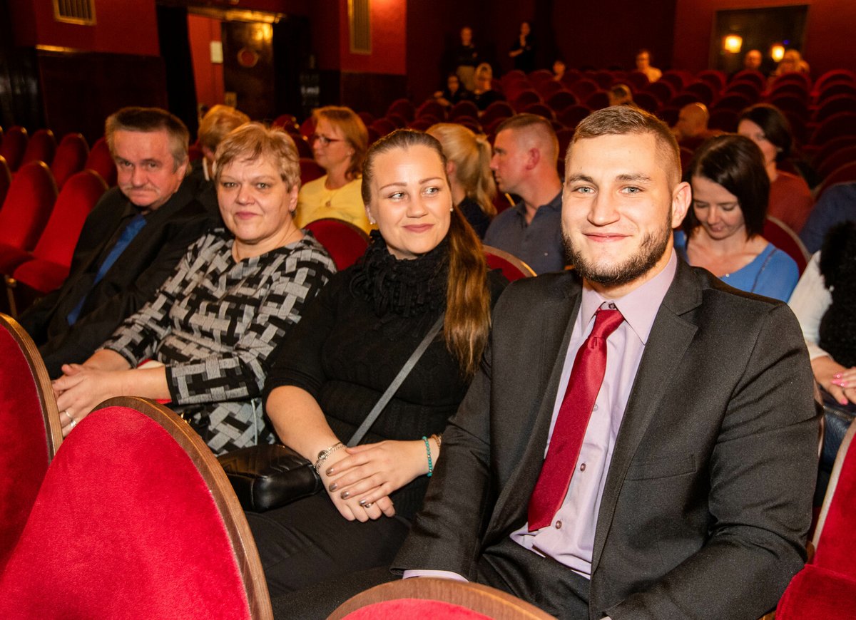 Na premiéru vyvedl sestru, maminku a otčíma.