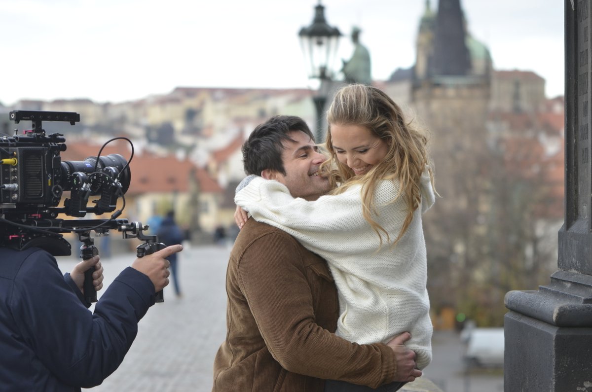 Lucie Vondráčková v klipu s hercem Šimůnkem.