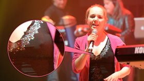 Lucie Vondráčková nenosí podprsenku. Během zkoušky koncertu ji viditelně stály bradavky. 