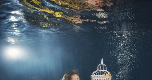 Fotka Lucie Vondráčkové znázorňuje, že každá žena si v životě občas přeje mít svou zlatou rybku.