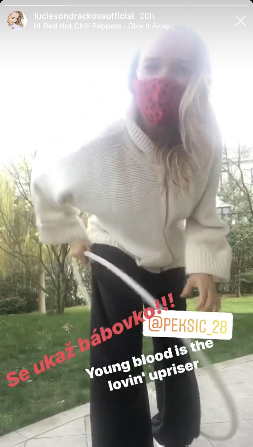 Lucie Vondráčková je zdatná v tanci hula hop.