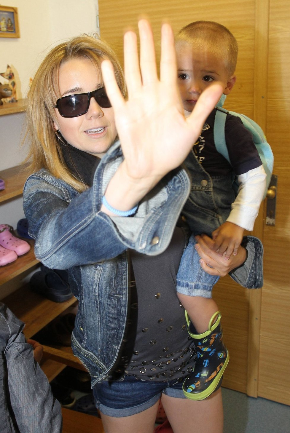 Nefoťte mého syna, zakrývala Lucie dlaní oko fotoaparátu