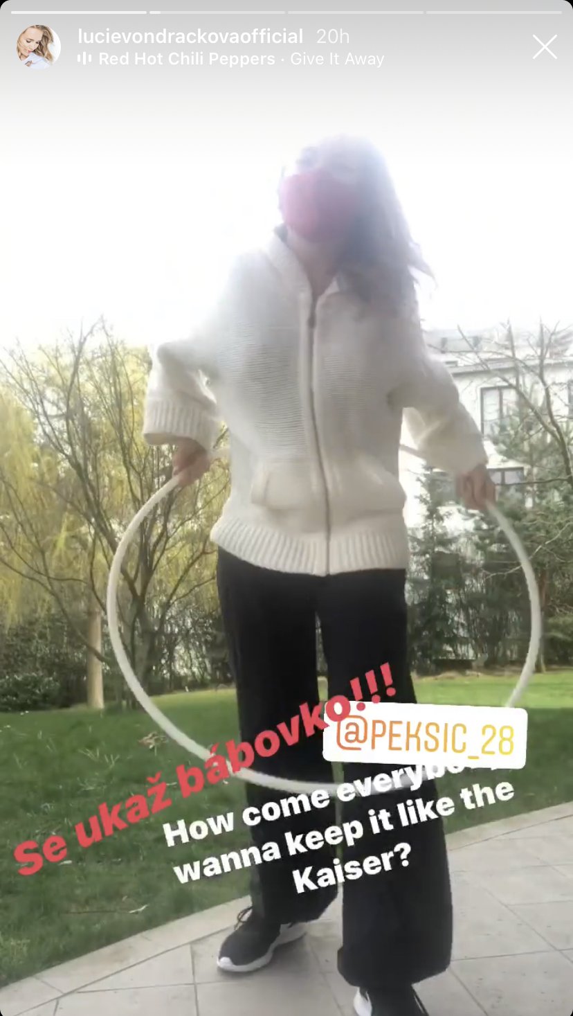 Lucie Vondráčková je zdatná v tanci hula hop.