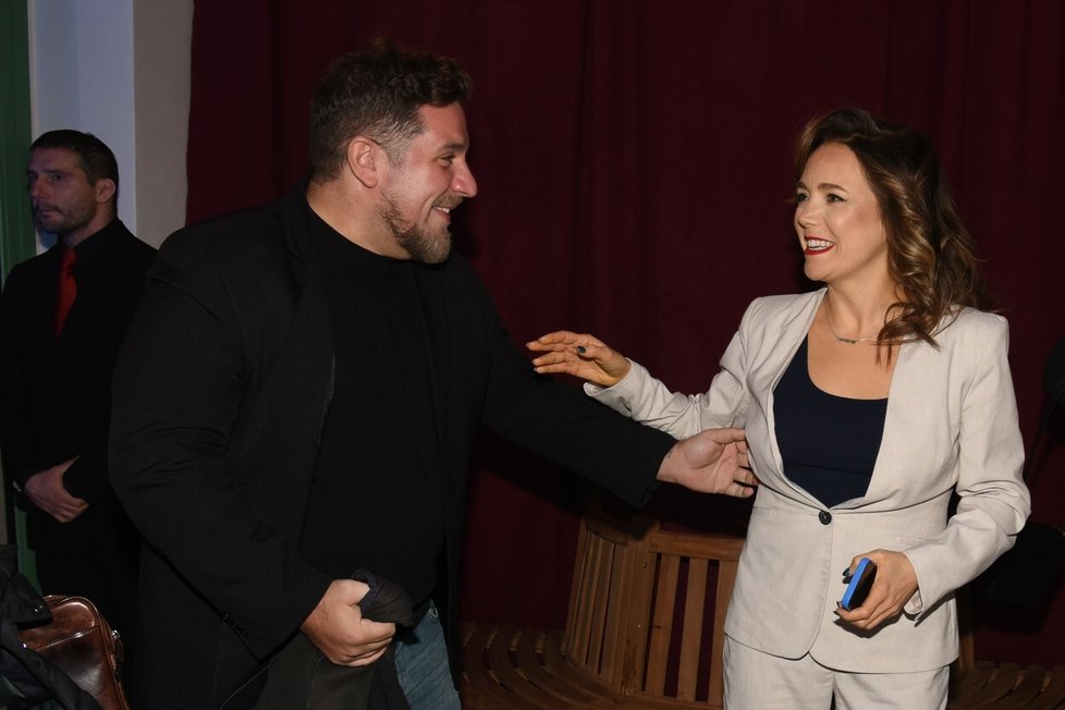 Lucie Vondráčková se vřele vítala s hercem Michalem Holánem.