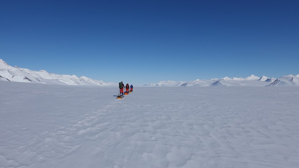 Lucie Výborná se svými parťáky v Antarktidě.