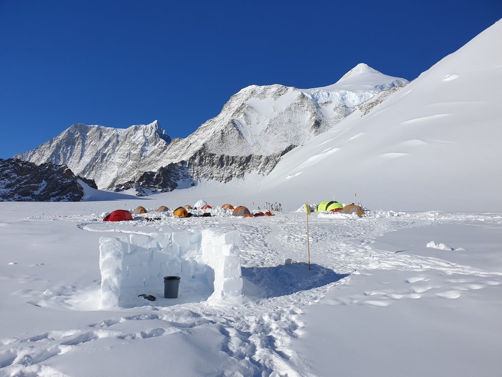 Improvizovaný záchod v základním táboře pod horou Vinson v Antarktidě.