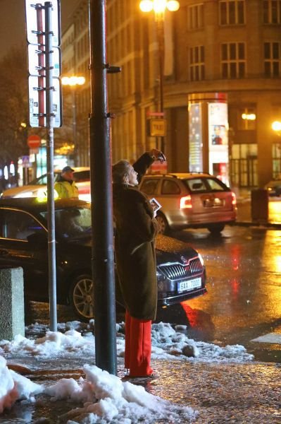 Zorka Hejdová se musela obejít bez deštníku. I v hustém lijáku si moderátorka fotila selfie.