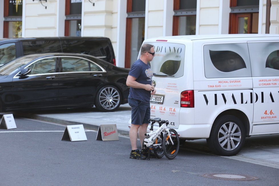 Kapela Lucie přijela do Karlových Varů na tajnou zvukovou zkoušku před zítřejším koncertem.