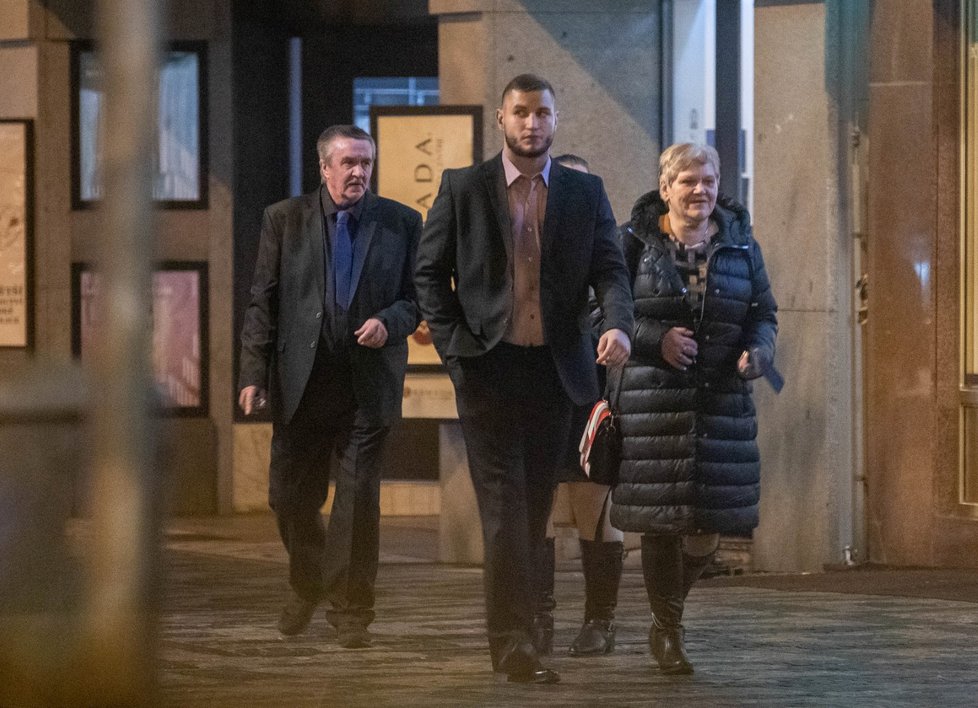 Bijec Zdeněk Polívka s rodinou odchází z divadla.