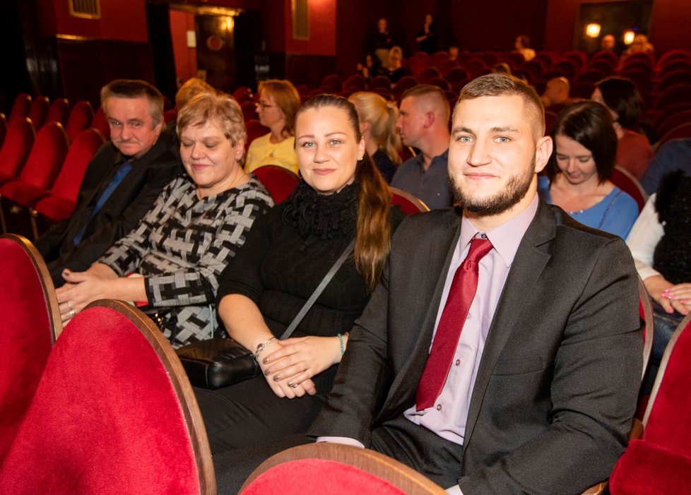 Přítel Lucie Vondráčkové Zdeněk Polívka s rodiči a sestrou v hledišti.