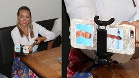 Lucka Vondráčková má na zadní straně mobilu fotky svých synů.