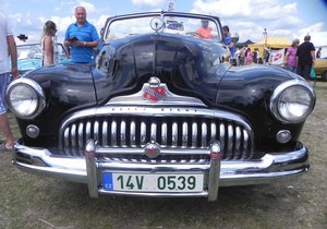 Šestimístný Buick super Cabrio z roku 1947.