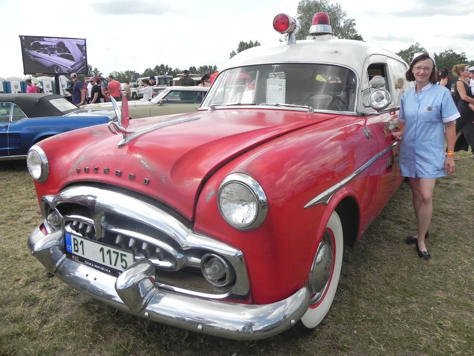 Hasičská sanitka, model Packard z roku 1951. Ochotně u ní zapózovala paní Květa.