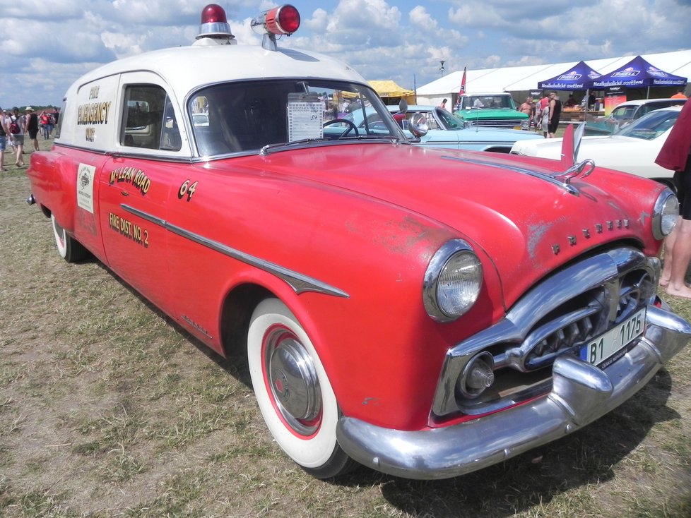 Hasičská sanitka, model Packard z roku 1951.